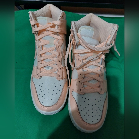 Sneaker - Picture 3 of 4